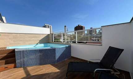 Quadriplex semimobiliado com piscina na cobertura.- 03 dormitórios