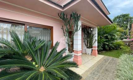 CASA SEMIMOBILIADA COM 03 DORMITÓRIOS NO JARDIM EUROPA