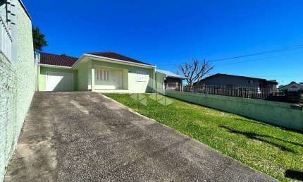 Casa com chapa de 3 dormitórios no bairro Santo Antônio!