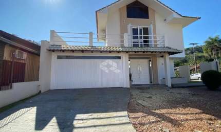 Casa de esquina com espaço gourmet e piscina, proximo do centro em Santa Cruz do Sul