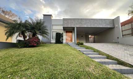 Casa semimobiliada 03 dormitórios e piscina em condomínio fechado