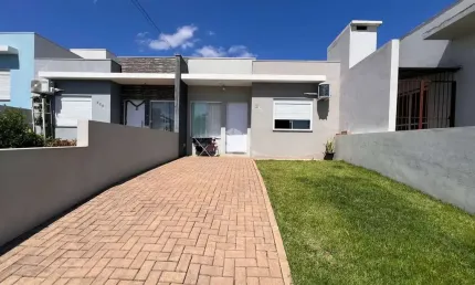 CASA GEMINADA SEMIMOBILIADA E COM SISTEMA FOTOVOLTAICO