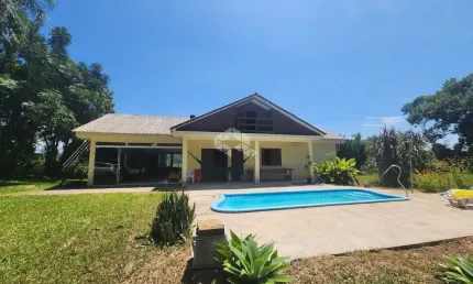 Chácara com 03 dormitórios e piscina em Linha Pinheiral