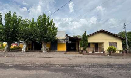 Casa com 3 dormitórios, pátio e espaço comercial em Vera Cruz