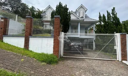 Casa de 3 dormitórios, com amplo pátio e piscina, no bairro higienópolis!