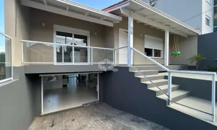 Casa de 3 dormitórios com piscina no centro de santa cruz