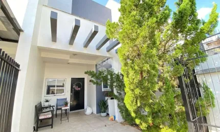 Duplex semimobiliado com dois dormitórios no bairro santo inácio