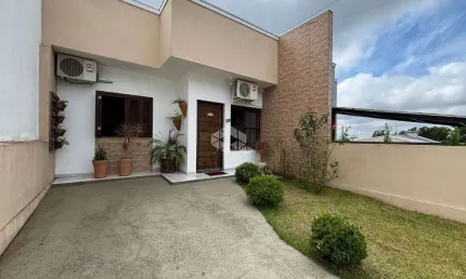 Geminado mobiliado com 02 dormitórios e pátio grande