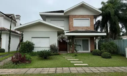 Casa em condomínio com 04 dormitórios sendo 02 suítes