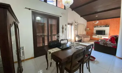 Casa 03 dormitórios, com pátio frente e fundos no bairro goiás