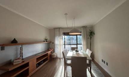 Apartamento central com 2 dormitórios sendo uma suíte.