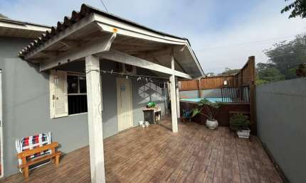 Casa de esquina, 03 dormitórios e piscina no Bairro Aliança