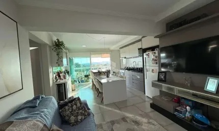 Apartamento no Centro, 02 dormitórios (1 suíte) e amplo espaço social!