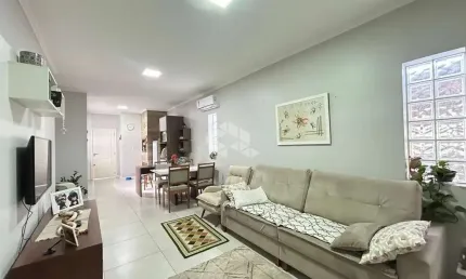 Casa térrea no centro com 2 dormitórios e excelente localização!