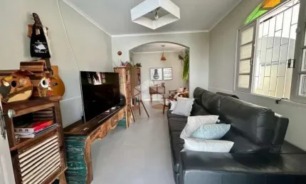 CASA RESIDENCIAL NO BAIRRO FAZENDA SANTO ANTÔNIO, EM SÃO JOSÉ, SC, ESPAÇO GOURMET, CHURRASQUEIRA, 03 DORMITÓRIOS SENDO 01 SUÍTE, 04 VAGAS DE GARAGEM