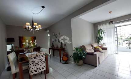 APARTAMENTO NO BAIRRO CANTO, EM FLORIANÓPOLIS, SC, SEMI-MOBILIADO, SACADA, 03 DORMITÓRIOS SENDO 01 SUÍTE, E 01 VAGA DE GARAGEM.