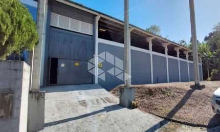 PAVILHÃO NO BAIRRO POTECAS, EM SÃO JOSÉ, SC, MEDINDO 1,100M² DE ÁREA TOTAL.
