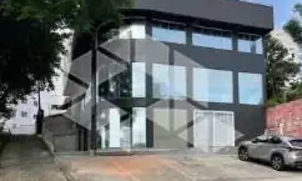 Prédio comercial no bairro estreito, em florianópolis, sc, vista para o mar, medindo 1,100m² de área total, 03 pavimentos, e 10 vagas de garagem