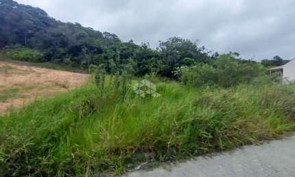 TERRENO NO LOTEAMENTO PORTAL DA COLINA, BAIRRO SERTÃO DO MARUIM, EM SÃO JOSÉ, SC, MEDINDO 442M² DE ÁREA TOTAL.