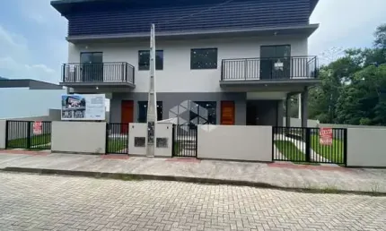 Casa sobrado loteamento lisboa i i i, no bairro forquilhas, em são josé, sc, sacada, 02 dormitórios sendo 02 suítes, 02 vagas de garagem.