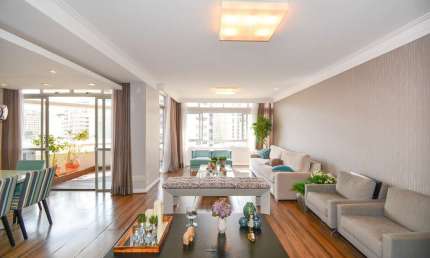 APARTAMENTO NO BAIRRO CENTRO, EM FLORIANÓPOLIS, SC, SEMI-MOBILIADO, COM SACADA, 05 DORMITÓRIOS SENDO 01 SUÍTE, E 02 VAGAS DE GARAGEM.