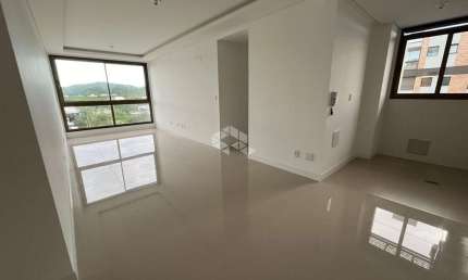 APARTAMENTO NO BAIRRO JURERÊ INTERNACIONAL, EM FLORIANÓPOLIS, SC, 02 DORMITÓRIOS SENDO 02 SUÍTES, E 01 VAGA DE GARAGEM.
