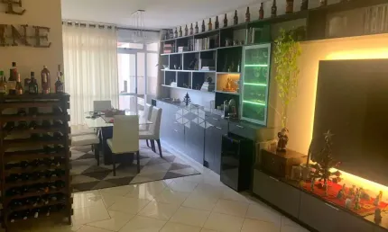 APARTAMENTO NO BAIRRO KOBRASOL, EM SÃO JOSÉ, SC, SEMI-MOBILIADO, VISTA MAR, SACADA, CHURRASQUEIRA, 04 DORMITÓRIOS SENDO 01 SUÍTE, 01 VAGA DE GARAGEM.