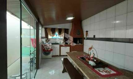 CASA NO BAIRRO IPIRANGA, EM SÃO JOSÉ, SC, 175M² PRIVATIVOS, CHURRASQUEIRA, 03 DORMITÓRIOS SENDO 01 SUÍTE, E 02 VAGAS DE GARAGEM.