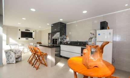 CASA RESIDENCIAL NO BAIRRO FORQUILHAS, EM SÃO JOSÉ, SC, MOBILIADA, COM 160m² PRIVATIVOS, 03 DORMITÓRIOS SENDO 02 SUÍTES, E 05 VAGAS DE GARAGEM.