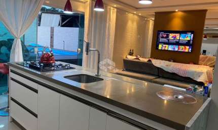 CASA RESIDENCIAL NO BAIRRO POTECAS, EM SÃO JOSÉ, SC, COM PISCINA, 02 DORMITÓRIOS, SENDO 01 SUÍTE, E 03 VAGAS DE GARAGEM.