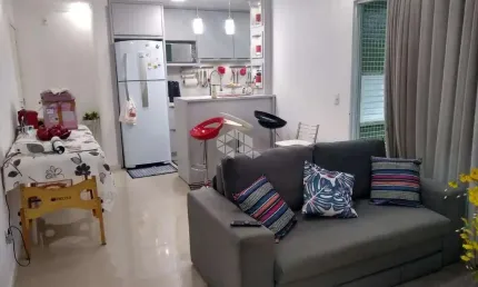 APARTAMENTO NO CENTRO, EM PALHOÇA, SC, SACADA COM CHURRASQUEIRA, 02 DORMITÓRIOS, 01 SUÍTE, 01 VAGA DE GARAGEM.