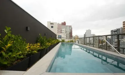 APARTAMENTO À VENDA COM 3 SUÍTES E 2 VAGAS DE GARAGEM NO CENTRO EM FLORIANÓPOLIS/SC.