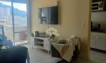 APARTAMENTO NO BAIRRO AREIAS, EM SÃO JOSÉ, SC, SACADA, CHURRASQUEIRA, 02 DORMITÓRIOS SENDO 01 SUÍTE, 01 VAGA DE GARAGEM.