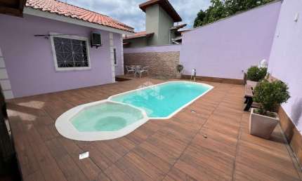 CASA RESIDENCIAL NO BAIRRO FORQUILHAS, EM SÃO JOSÉ, SC, SEMI-MOBILIADA, ESPAÇO GOURMET, CHURRASQUEIRA, 02 DORMITÓRIOS, 04 VAGAS DE GARAGEM