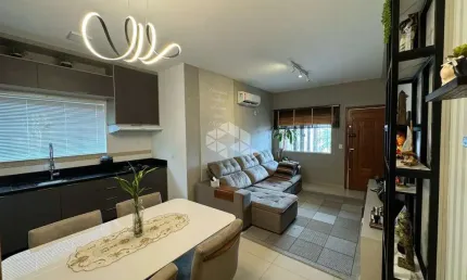 CASA RESIDENCIAL NO BAIRRO FORQUILHAS, EM SÃO JOSÉ, SC, SEMI-MOBILIADA, EDÍCULA, ESPAÇO GOURMET, 02 QUARTOS, 02 VAGAS DE GARAGEM.