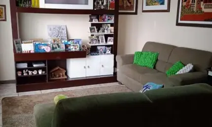 CASA RESIDENCIAL NO BAIRRO BARREIROS, EM SÃO JOSÉ, SC, 03 QUARTOS SENDO 01 SUÍTE, 01 VAGA DE GARAGEM.
