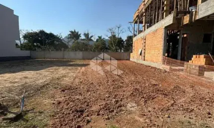 TERRENO NO BAIRRO BEIRA RIO, EM BIGUAÇU, SC, MEDINDO 150M² DE ÁREA TOTAL.