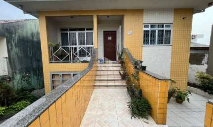 CASA À VENDA COM 5 QUARTOS SENDO 1 SUÍTE, E 1 VAGA DE GARAGEM NO BAIRRO SERRARIA, EM SÃO JOSÉ/SC.