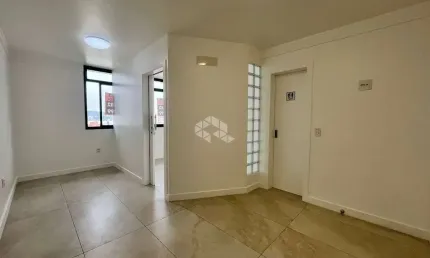 SALA COMERCIAL NO BAIRRO CAMPINAS, EM SÃO JOSÉ, SC, MEDINDO 41,32M² DE ÁREA TOTAL, COPA COZINHA, E 01 LAVABO.