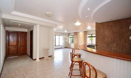 CASA RESIDENCIAL COM 4 QUARTOS SENDO 3 SUÍTES, E 4 VAGAS DE GARAGEM NO BAIRRO IATAGUAÇU, EM FLORIANÓPOLIS/SC.