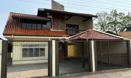 CASA COM 3 QUARTOS SENDO 1 SUÍTE E 4 VAGAS DE GARAGEM NO BAIRRO SERRARIA EM SÃO JOSÉ/SC