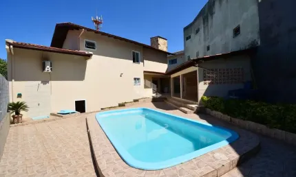 CASA RESIDENCIAL À VENDA COM 3 QUARTOS SENDO 1 SUÍTE E 2 VAGAS DE GARAGEM NO BAIRRO BARREIROS EM SÃO JOSÉ/SC.