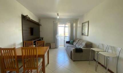 APARTAMENTO COM 2 QUARTOS SENDO 1 SUÍTE E 2 VAGAS DE GARAGEM NO BAIRRO ABRAÂO EM FLORIANÓPOLIS/SC.