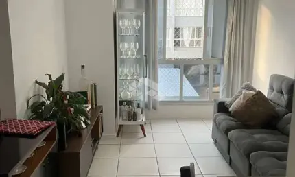 APARTAMENTO NO BAIRRO RIO GRANDE, EM PALHOÇA, SC, SEMI-MOBILIADO, CHURRASQUEIRA, 02 QUARTOS, E 01 VAGA DE GARAGEM