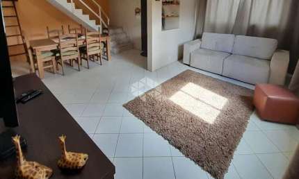 CASA RESIDENCIAL EM RANCHO QUEIMADO, SC, SEMI-MOBILIADA, SACADA, 03 DORMITÓRIOS SENDO 01 SUÍTE, E 01 VAGA DE GARAGEM.