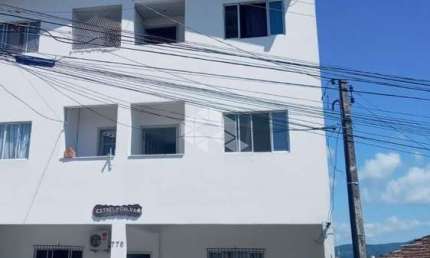PRÉDIO RESIDENCIAL LOCALIZADO NO BAIRRO BARREIROS, EM SÃO JOSÉ, SC, COM 07 APARTAMENTOS, 02 DORMITÓRIOS CADA  E 07 VAGAS DE GARAGEM