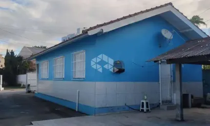 CASA NO BAIRRO PRAIA COMPRIDA, EM SÃO JOSÉ, SC, 06 DORMITÓRIOS, 04 KITNETS, USO COMERCIAL.