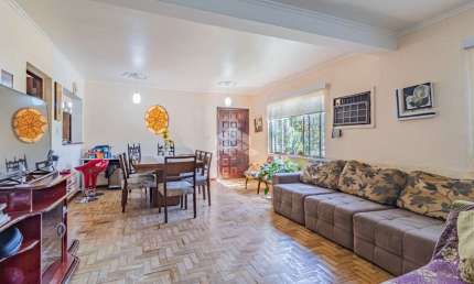 Casa com 3 dormitórios/quartos, ampla sala de estar/jantar e área gourmet/churrasqueira.