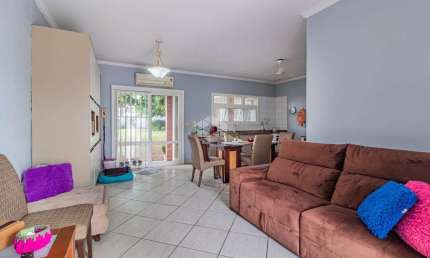 Casa 3 dormitórios/Quartos sendo 1 suíte. Pátio frente e fundos. Terreno 350m².