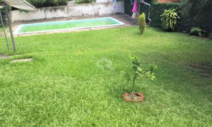 TRISTEZA - Terreno com casa de 04 dorm. piscina e garagens. Ótimo para construir.